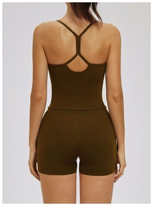 Vue arrière d'un ensemble de yoga vert olive foncé avec brassière en Y et short taille haute