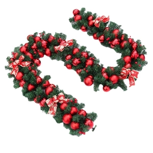 Guirlande de Noël 2,7m avec aiguilles de pin vertes, boules rouges et nœuds à pois sur blanc