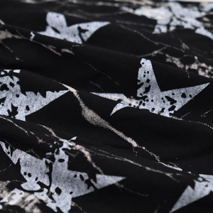 Gros plan d'un tissu en maille noir avec un imprimé d'étoile argentée vieillie