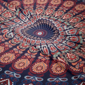 Détail de la tapisserie mandala montrant l'impression de qualité et la texture veloutée