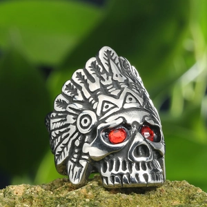 Bague crâne de chef indien vintage en argent antique avec yeux rouges sur pierre moussue