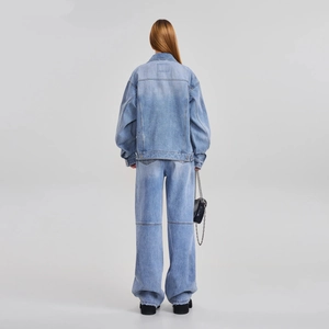 Vue arrière de la veste en jean bleu délavé et du pantalon large à coupe décontractée