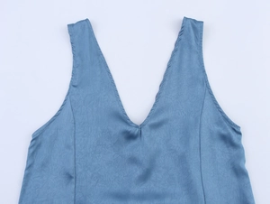 Vue détaillée de la robe en satin bleu avec col en V et texture textile délicate