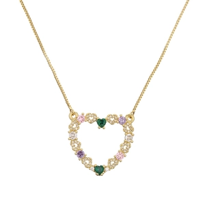 Collier avec pendentif cœur et zircons colorés sur une chaîne vénitienne dorée