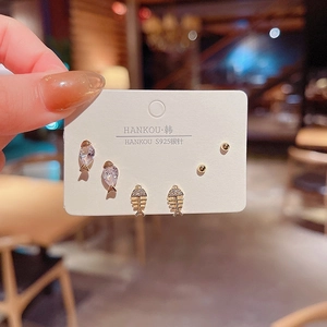 Juego de tres pares de pendientes de plata S925 con circonitas y diseños de pez y hueso