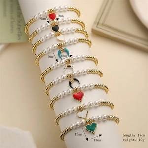 Detailansicht der bunten Mond- und Herzanhänger an Perlenarmbändern mit Größenangaben