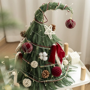 Mini sapin de Noël incurvé avec boules de velours rouge et pommes de pin naturelles
