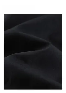 Vista macro del tessuto antivento ad alta densità del piumino invernale da uomo