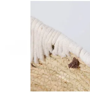 Dettaglio del cesto in paglia intrecciata a mano con nodi decorativi in corda di cotone