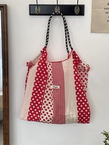 Sac fourre-tout en toile à pois et rayures rouges de style français sur un crochet