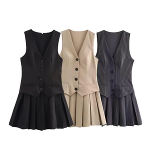 Completo 2 pezzi donna con gilet abbottonato scollo a V e gonna a pieghe nero beige grigio