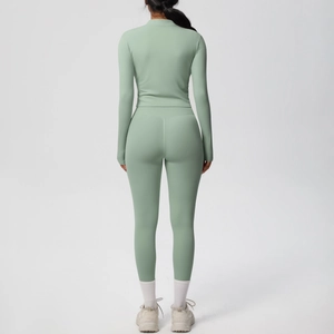 Vue arrière de l'ensemble de yoga vert sauge taille haute avec leggings de sport