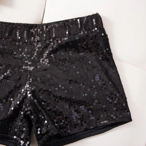 Nahaufnahme der schwarzen Paillettenshorts mit hoher Taille und funkelnder Textur