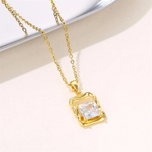 Collier moderne plaqué or 18K avec cadre carré irrégulier et pendentif zircon