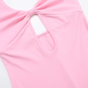 Détail du col d'une robe en maille rose avec nœud torsadé et fente goutte d'eau