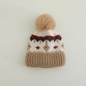 Dettaglio della maglia del berretto Fair Isle con un grande pompon soffice in cima