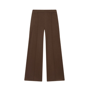 Detailansicht der braunen Strickhose mit weitem Bein und dekorativer Naht auf der Vorderseite