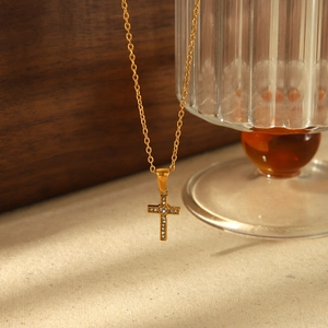Collier croix en acier inoxydable plaqué or 18 carats avec pendentifs zircon