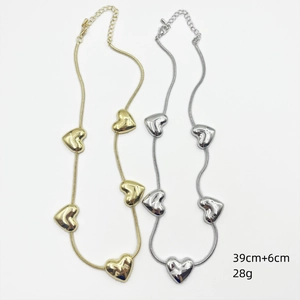 Detail view of heart necklace sets in gold and silver finish with 39cm+6cm size specs