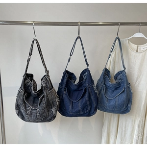 Comparaison de trois sacs fourre-tout en denim vintage en noir, bleu foncé et bleu clair