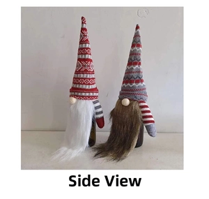 Vue latérale de deux housses de bouteille de vin gnome de Noël en tricot avec barbes.
