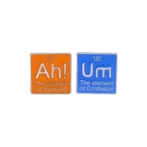 Ensemble de pin's carrés en émail avec éléments du tableau périodique Ah et Um en bleu et orange