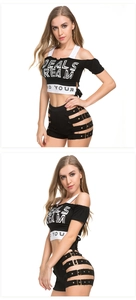 Detail der schwarzen Shorts mit Mehrfach-Metallschnallen und Grafik-Crop-Top