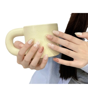 Faux ongles faits main rose poudré avec fils dorés et motifs à pois minimalistes
