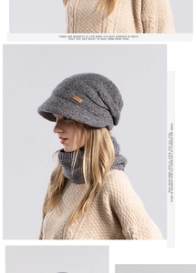 Détail du bonnet en tricot multicolore avec visière et tour de cou doublé en polaire