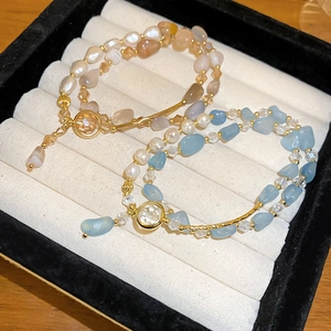 Dettaglio di lussuosi bracciali con perle d'acqua dolce e cristalli in una scatola