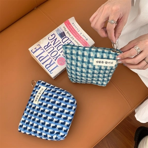 Trousse bleue tissée à carreaux pour maquillage avec fermeture éclair dorée et étiquette en tissu