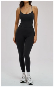 Ensemble de yoga noir ajusté avec haut à col en U et legging de sport taille haute