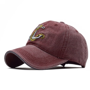 Vista dettagliata di un cappellino da baseball in denim lavato bordeaux con ancora