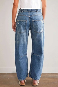 Vue arrière du jean bleu clair à jambe large avec détails usés et grandes poches dos