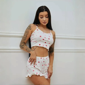 Zweiteiliges Damen-Sommer-Pyjama-Set mit weißem Camisole und rotem Herzprint-Rüschenshorts