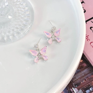 Detailansicht der rosa Kristall-Schmetterlings-Ohrringe mit Zirkonia-Akzenten im Teller