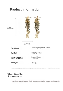Dettaglio degli orecchini a nappa con fiori in zircone e cristallo da 8,70 cm x 2,70 cm
