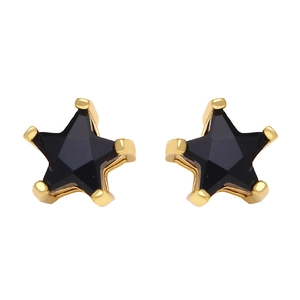 Dettaglio di orecchini a stella minimalisti con inserto nero e rifinitura dorata