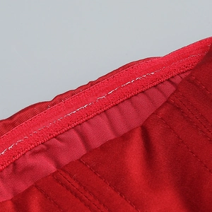 Gros plan détaillé du bord en tissu rouge avec bandes de silicone antidérapantes