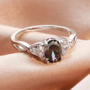 Zilveren gedraaide ring met ovale regenboogtopaas en witte zirkonia accenten in detail