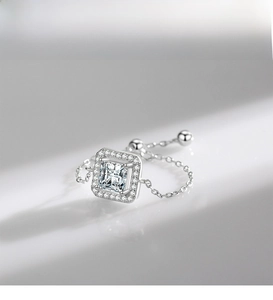 Détail d'une bague ajustable en argent S925 avec un zircon de taille radiant scintillant