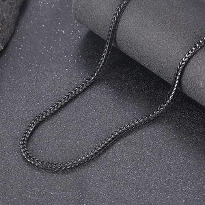 Mattschwarze Titanstahl-Weizenkette für Herren mit industrieller Textur