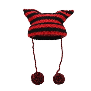 Bonnet en tricot à rayures rouges et noires avec oreilles de chat et pompons d'hiver