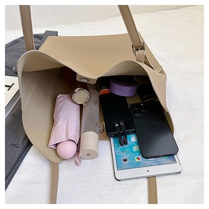 Vista dall'alto della borsa tote capiente con spazio per tablet e oggetti quotidiani