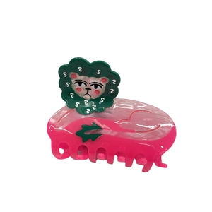 Pince à cheveux en acétate rose avec un design de lion vert créatif au style tendance