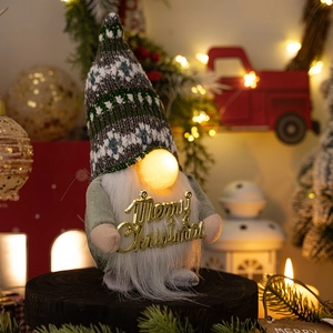 Leuchtender Weihnachtsgnom aus Plüsch mit Merry Christmas Schild und LED-Nase