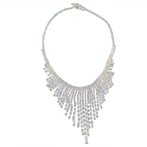 Élégant collier à franges argentées avec strass scintillants dans un design en forme de V
