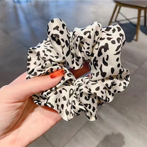 Dettaglio ravvicinato di un elastico per capelli maculato bianco e nero a mano
