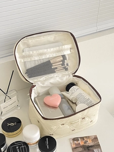 Beauty case trapuntato con fiocco ricamato e manico ad ampia capacità spaziosa