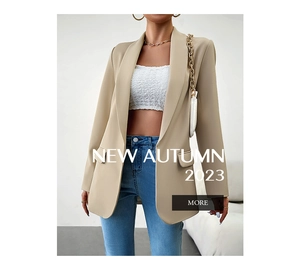 Détail du blazer abricot avec revers crantés et poches à rabat pour un look de bureau